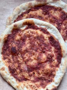 Desem Pizzabodem met tomatensaus